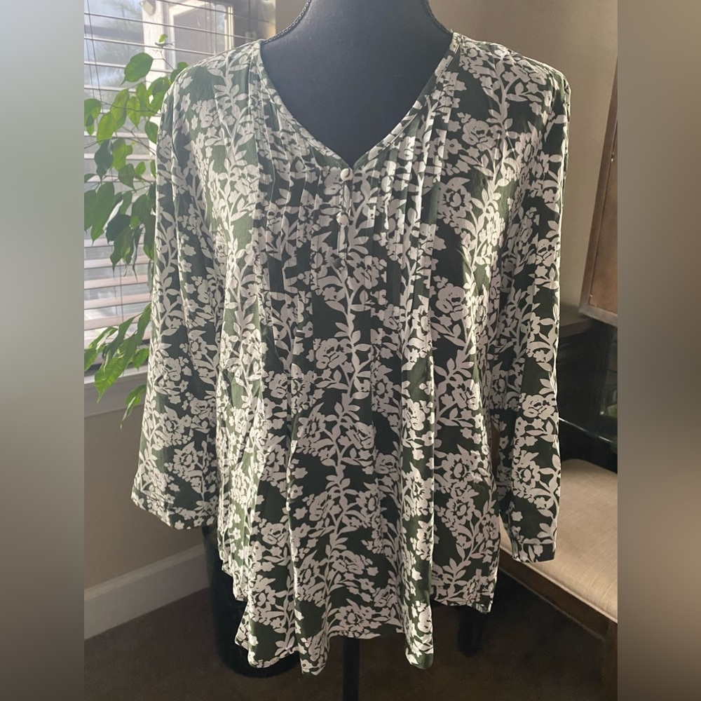 fun2fun Floral Green White Women's Top Small NWOT